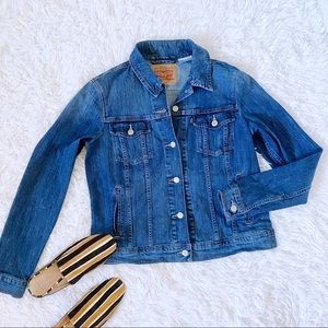 Levi’s Women’s Classic Stretch Trucker Jacket Size Larger